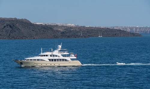 santorini boat 