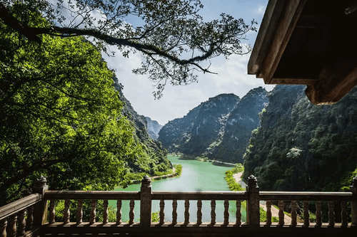 Turquoise lake in front of An Tien cave