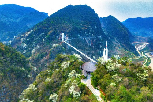 Cầu Kính Bạch Long (Bach Long Glass Bridge)