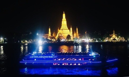 A night time cruise on the Chao Phraya river. 