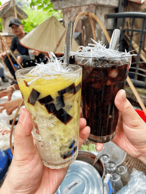 2 glasses of this wonderful che prepared from black and mung beans local dishes in Ho Chi Minh