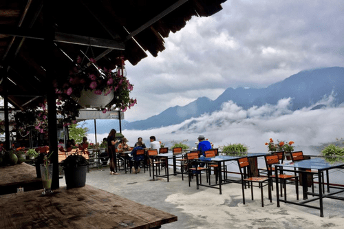 Fansipan Terrace Cafe and Homestay wrapped in cloud