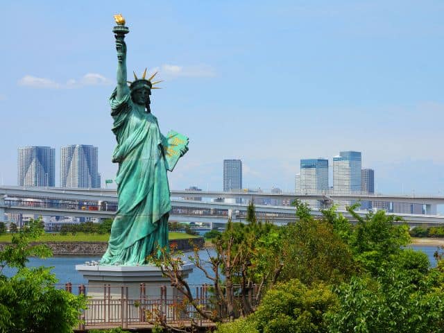 A replica of the statue of liberty in Odaiba