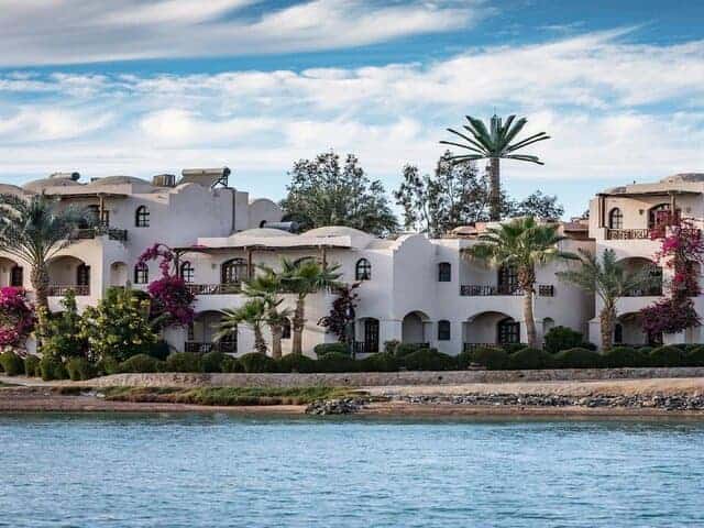 A picture of white houses in El Gouna