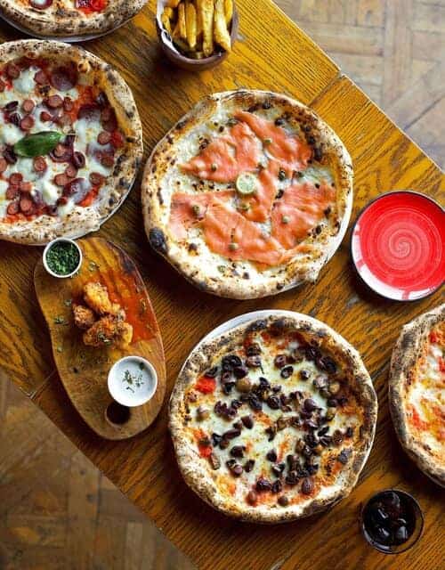 A picture of several pizzas at 900 Degrees restaurant in Cairo, Egypt.