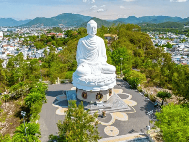 Buddha statue at Long Son pagoda