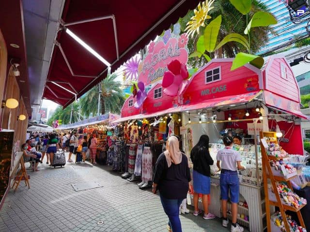 An outdoor market at Platinum Shopping Mall