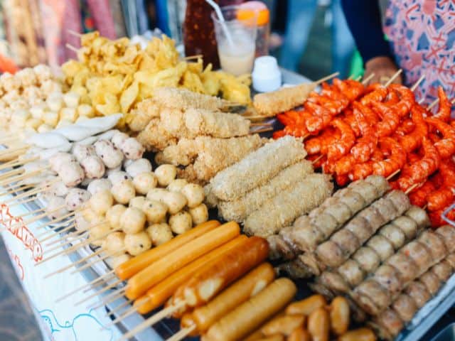 eat local street foods in bangkok on a budget