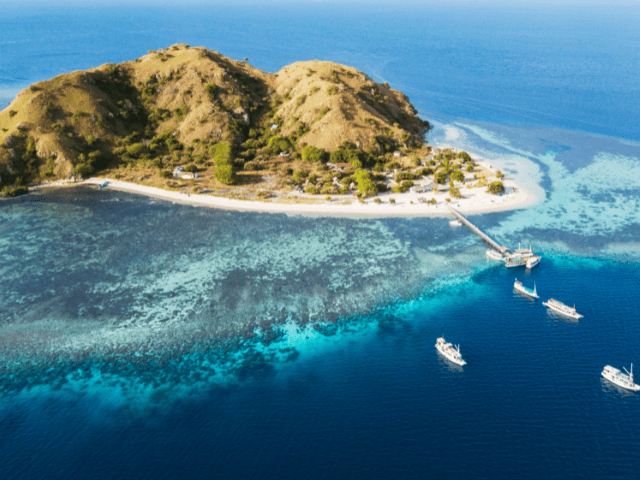 Kanawa island - one of the best thing to do in Komodo National Park
