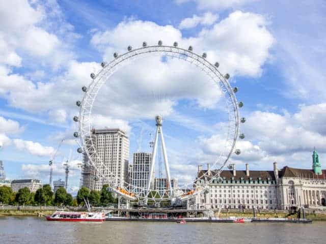 A picture of the London Eye in London.