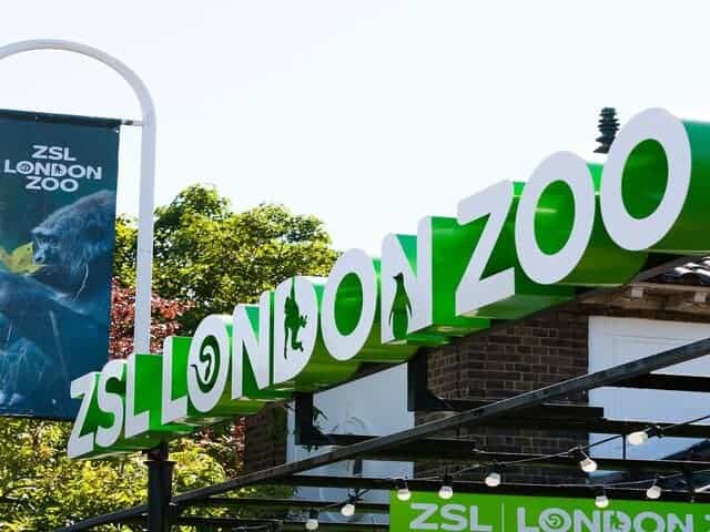 A picture of the sign outside of the London Zoo in London.