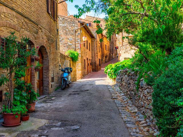 A picture of a street in San Gimignano in Tuscany, Italy which is a slow travel destination.