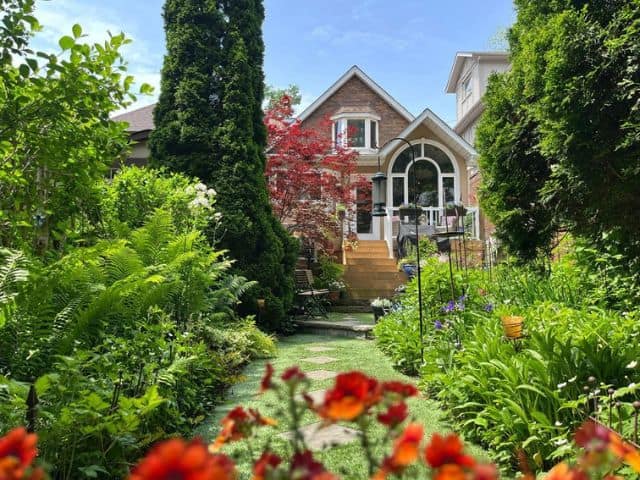 A picture of a small building in Toronto Botanical Garden in Toronto, Canada.