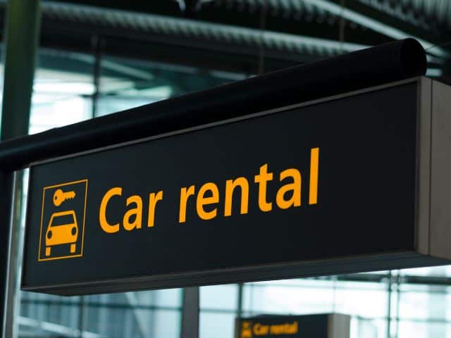 A picture of the words "car rental" on a sign.