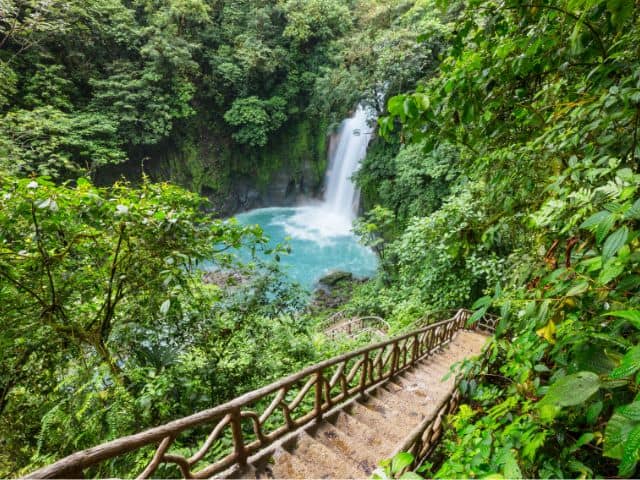 A picture of a waterfall in Costa Rica.