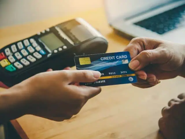 A picture of someone using a credit card to pay.