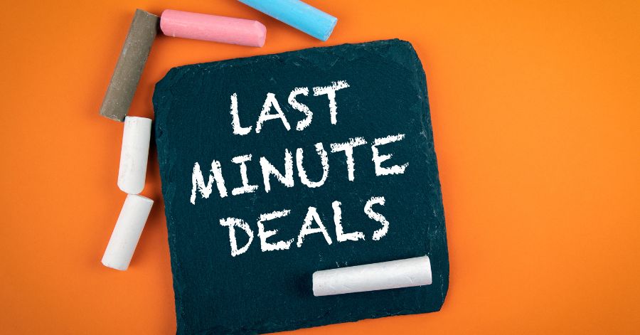 A picture of the words "last minute deals" written on a black stone.